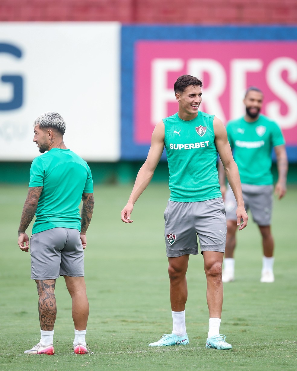 Bernal assume o meio-campo do Flu em clássico contra o Botafogo