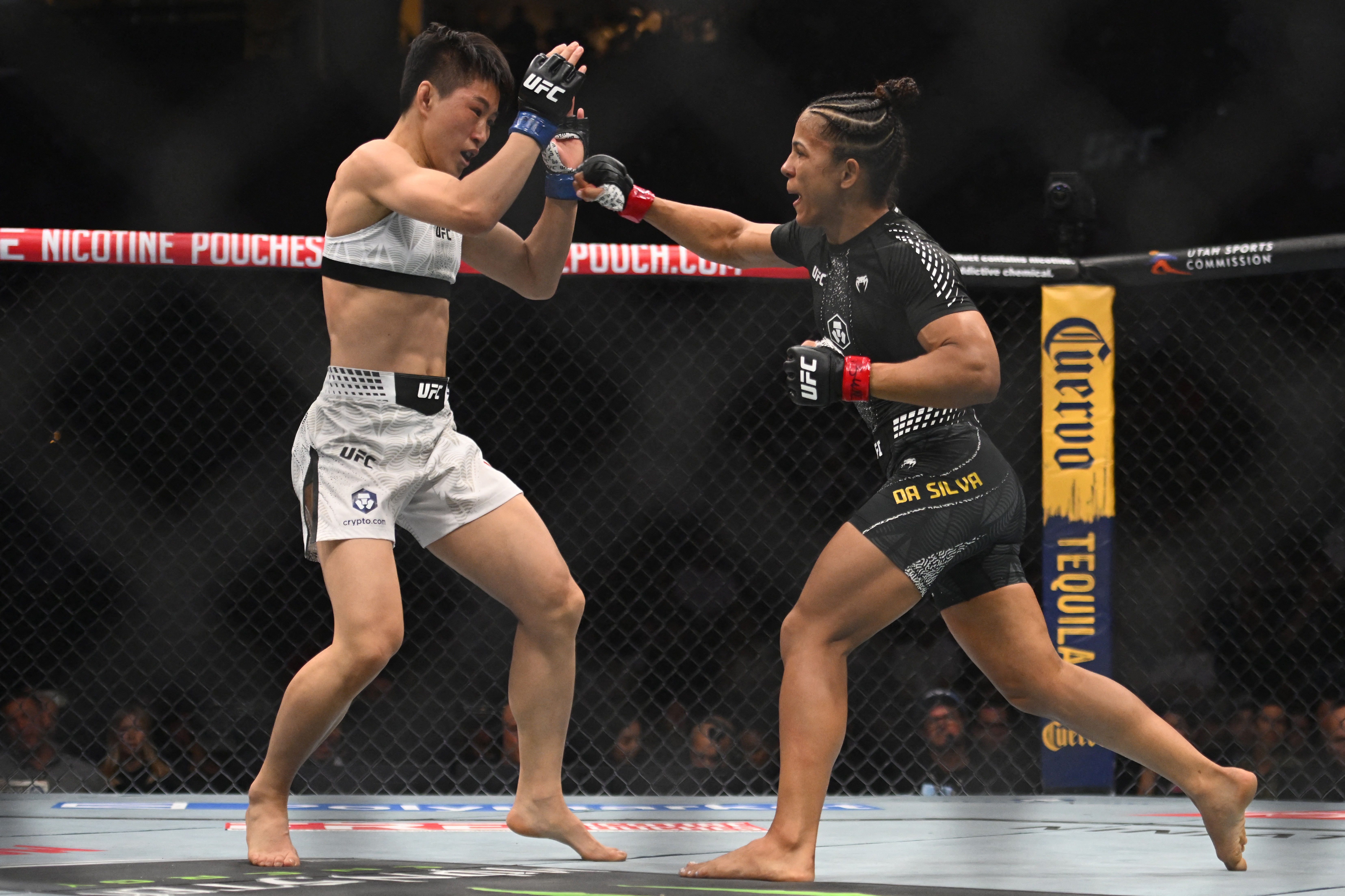 UFC: Natália Silva vence Wang Cong e conquista cinturão do peso-mosca