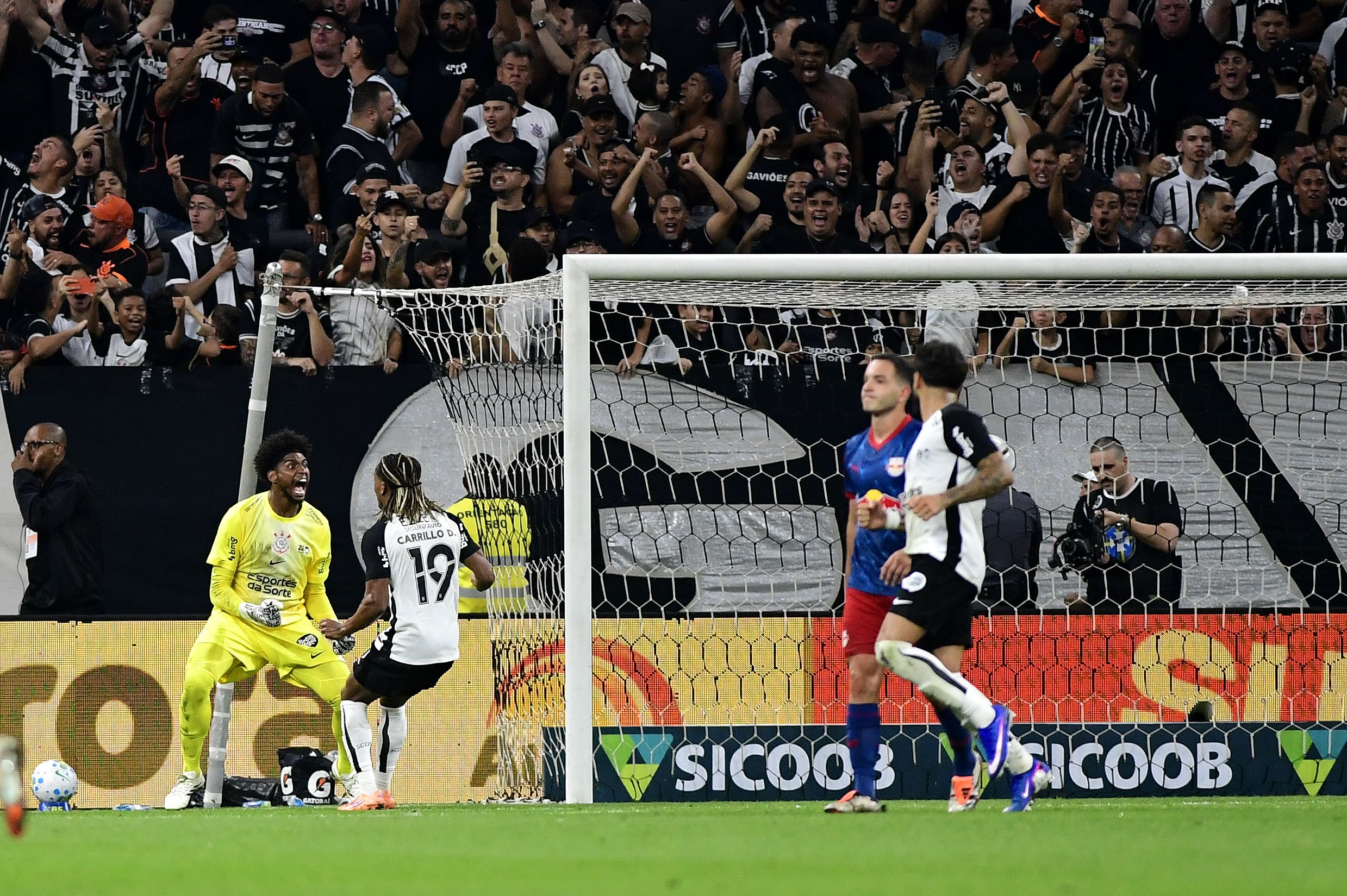 Hugo Souza defende pênalti e entra em top-3 de ranking histórico