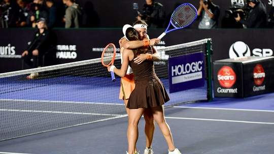 🏆 Campeãs! Stefani e Babos batem Martins e Pigossi e levam título de duplas no SP Open - Dupla formada por brasileira e húngara começou atrás, mas se recuperou e garantiu primeiro título de duplas do SP Open