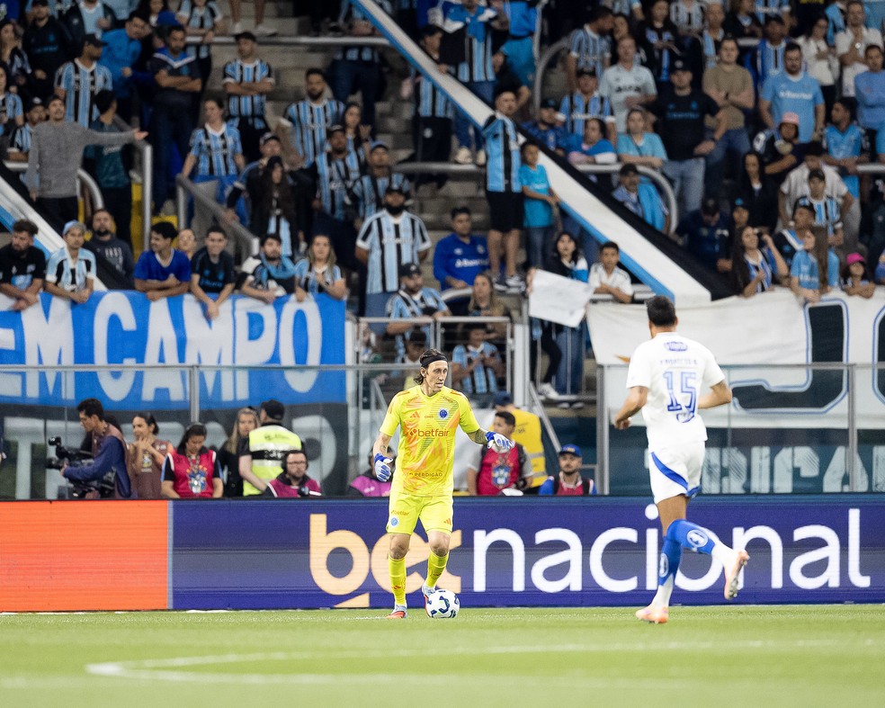 Cássio em ação durante Grêmio x Cruzeiro — Foto: Lucas Bubols/Cruzeiro