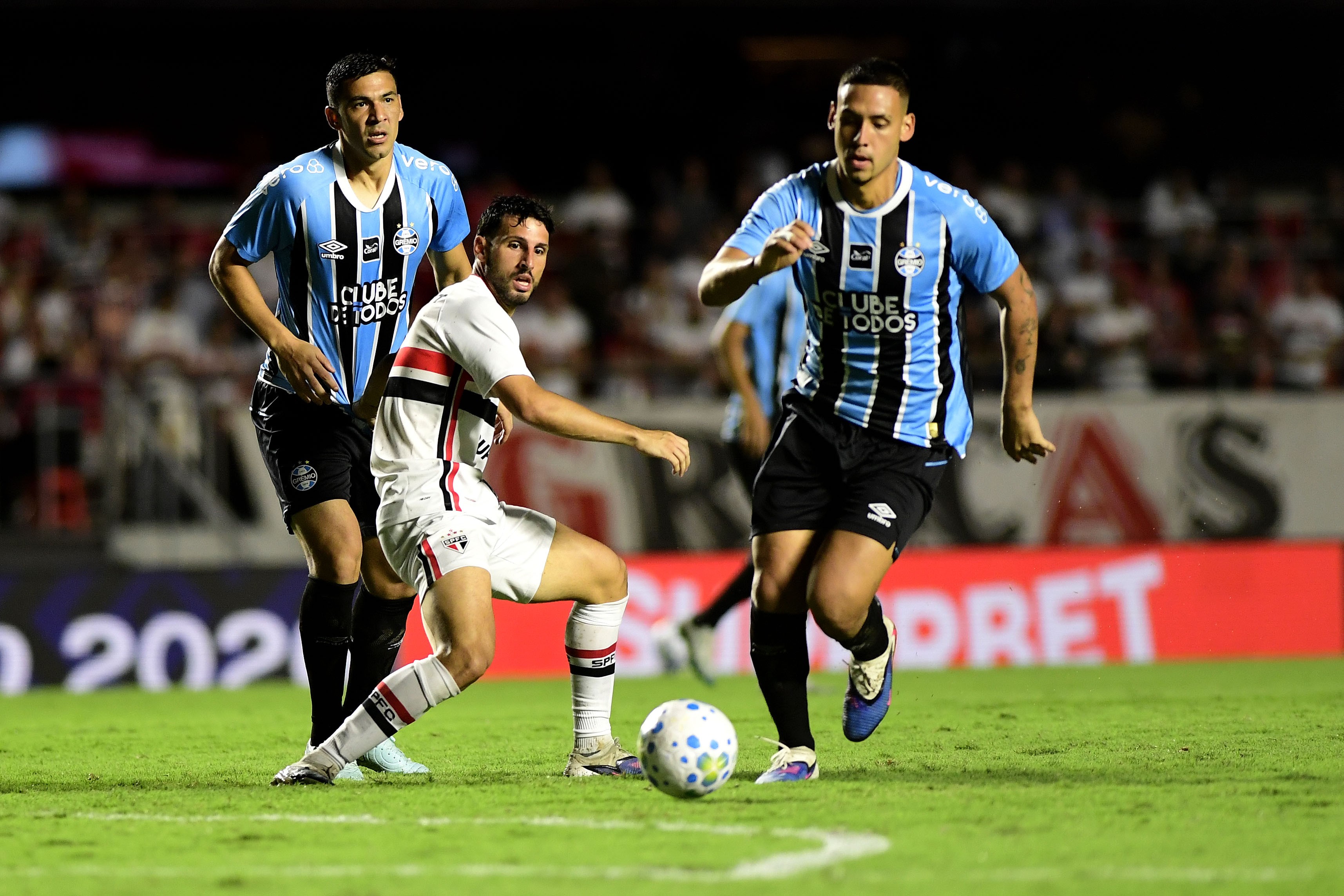 Luís Castro quer arrumar defesa do Grêmio e vai mexer na escalação | Ge