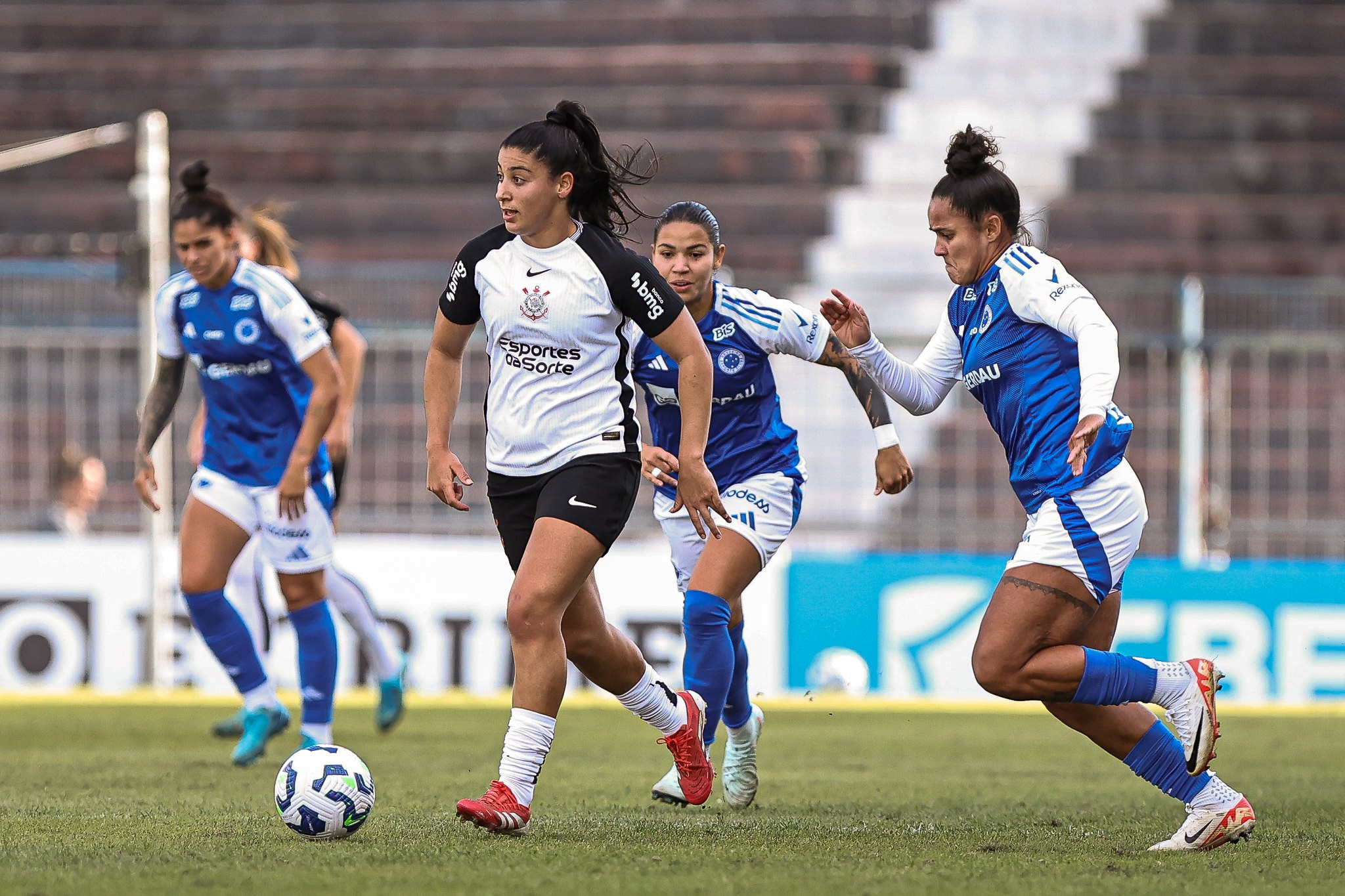 Estilos contrapostos definem final inédita do Brasileirão Feminino: Corinthians x Cruzeiro.