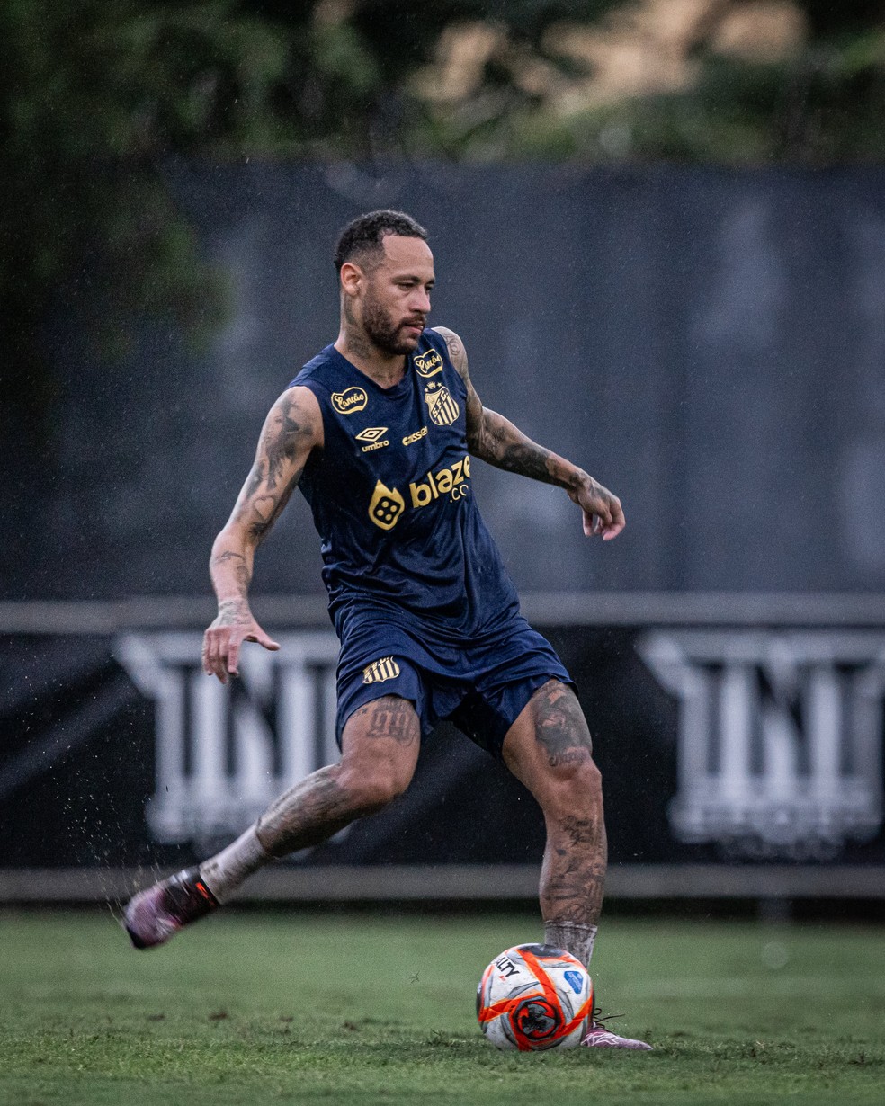 Neymar em treino do Santos no CT Rei Pelé — Foto: Raul Baretta/Santos