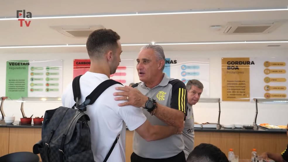 Tite abraça Léo Ortiz no CT do Flamengo — Foto: Reprodução / FlaTV