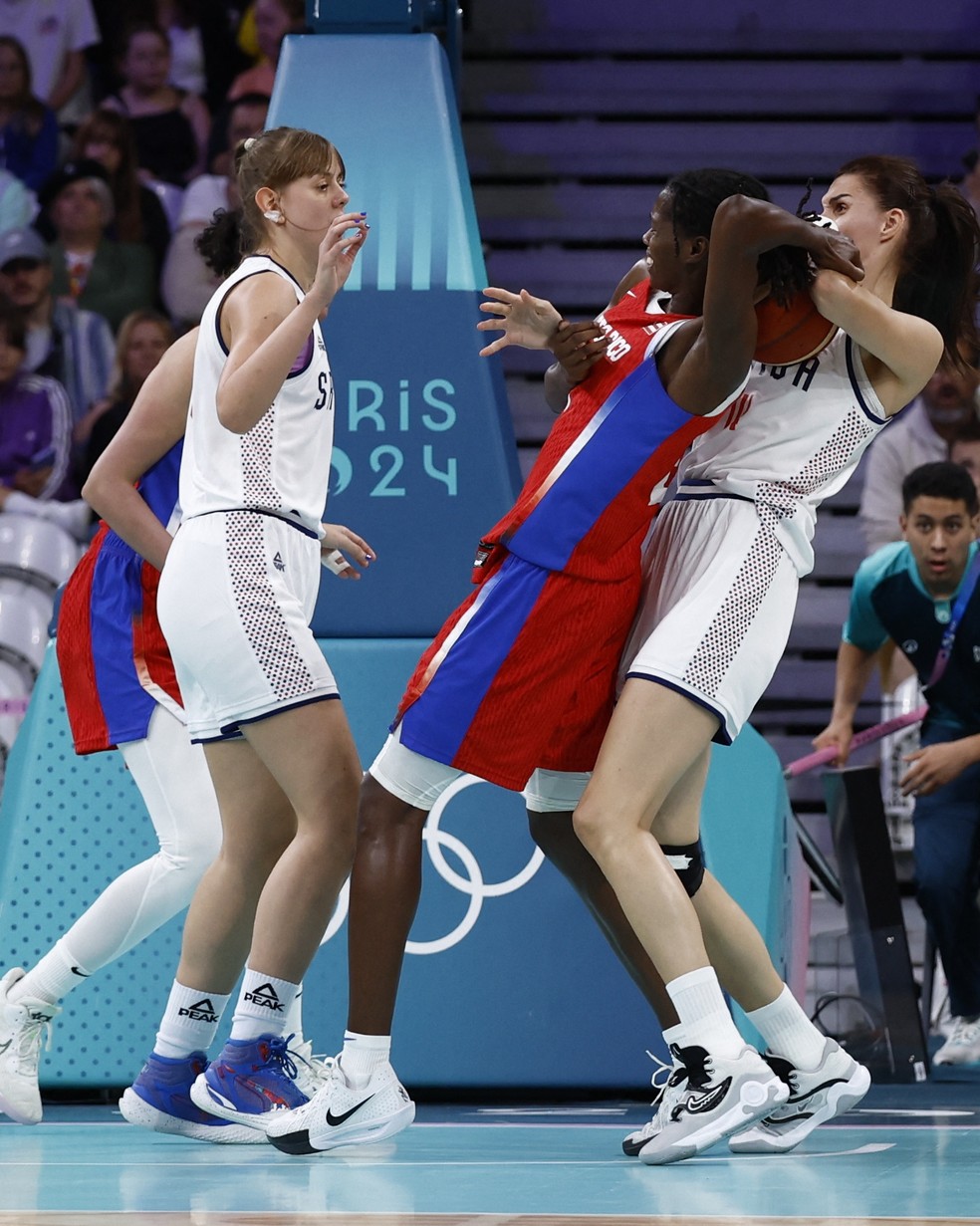 Dragana Stankovic, da S&eacute;rvia, e Mya Hollingshed, de Porto Rico, se enroscam em lance do basquete feminino nos Jogos Ol&iacute;mpicos de Paris 2024 &mdash; Foto: REUTERS/Evelyn Hockstein
