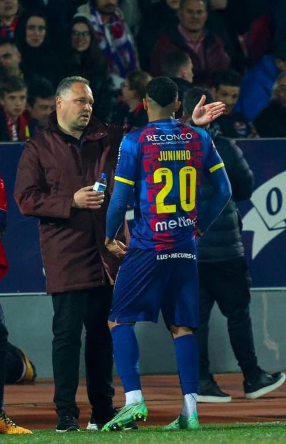 Juninho com o técnico Vitor Campelos no Chaves — Foto: Arquivo Pessoal