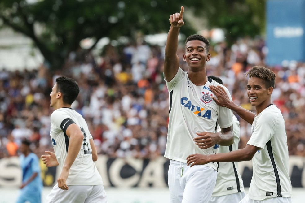 Carlinhos e Pedrinho em jogo do Corinthians pela Copinha — Foto: Rodrigo Gazzanel/Ag. Corinthians