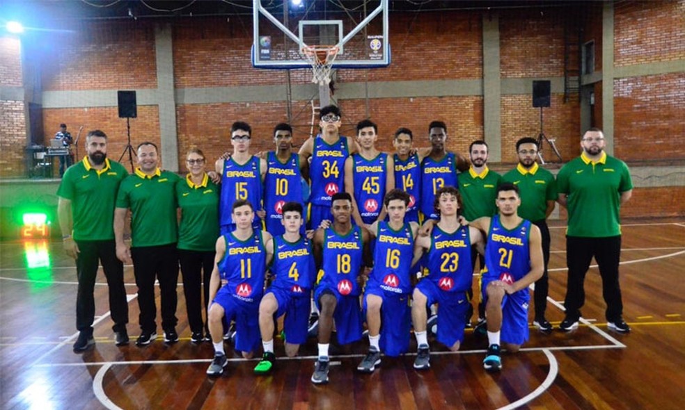 Jovem de 16 anos e 2,28 m de altura chama a atenção no basquete - Fotos -  R7 Mais Esportes