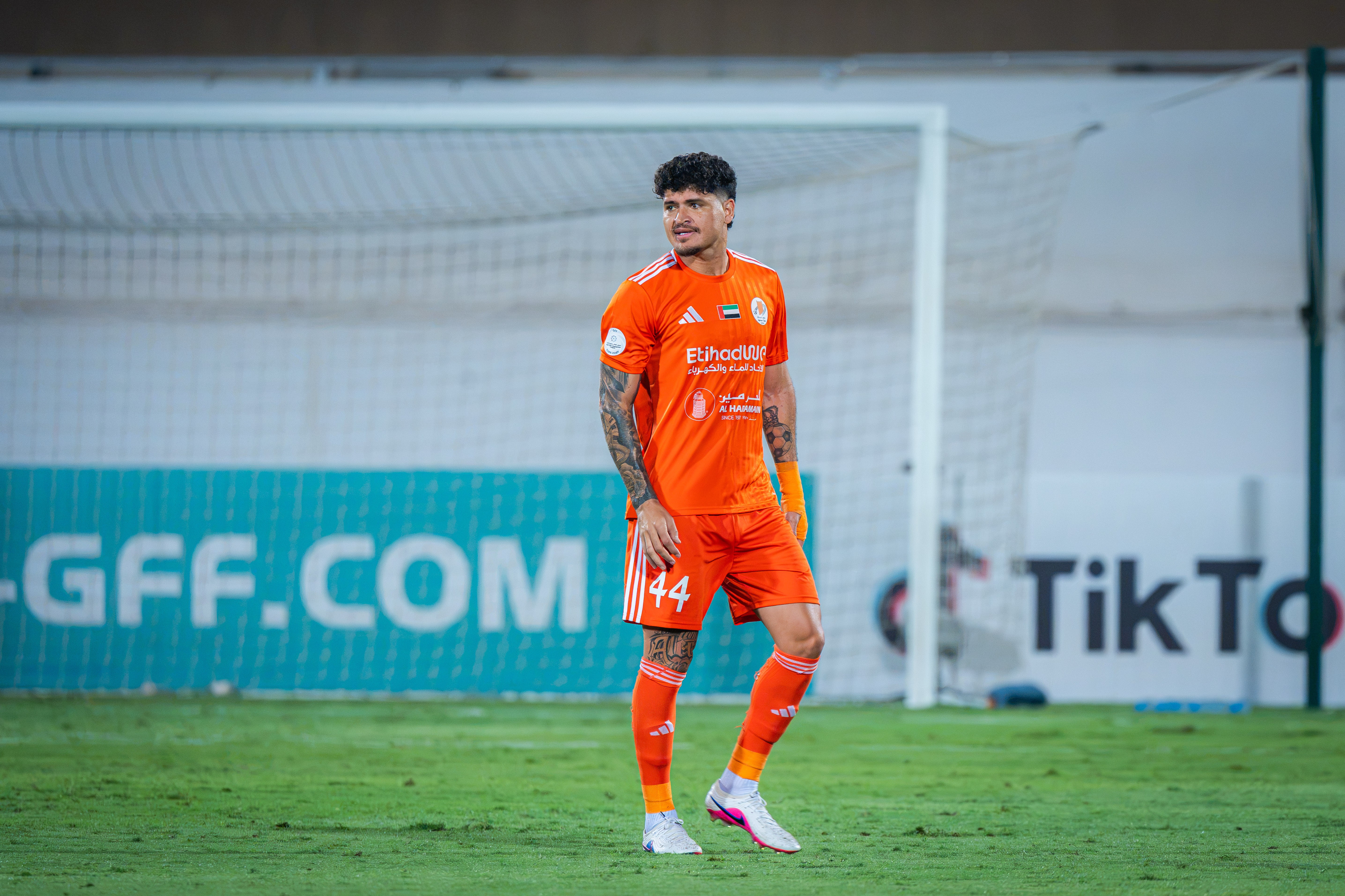 Jogo com nove gols e virada histórica: brasileiro detalha estreia internacional de clube nos Emirados Árabes