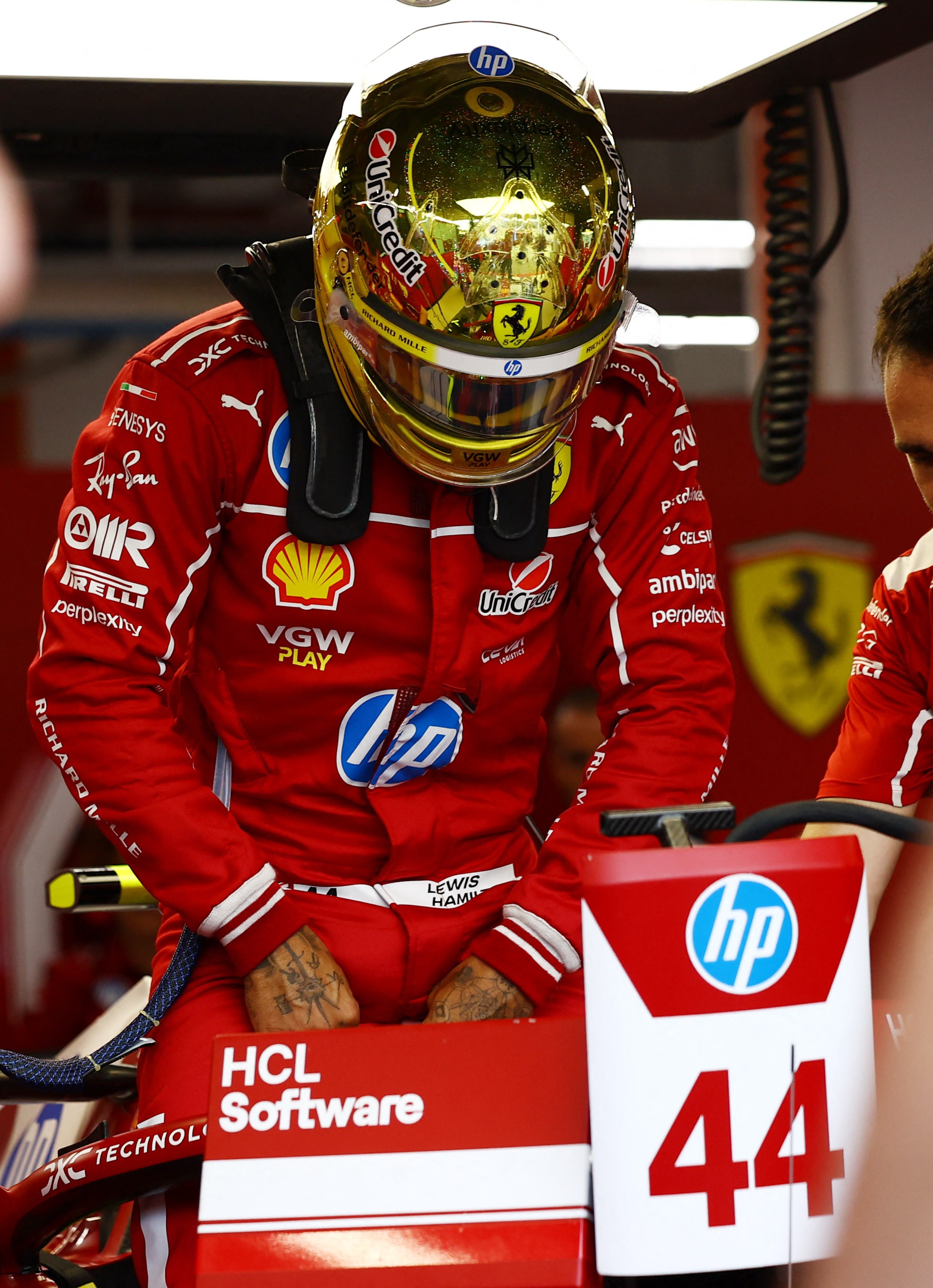 Hamilton usa capacete dourado nos treinos em Singapura; veja foto | Ge