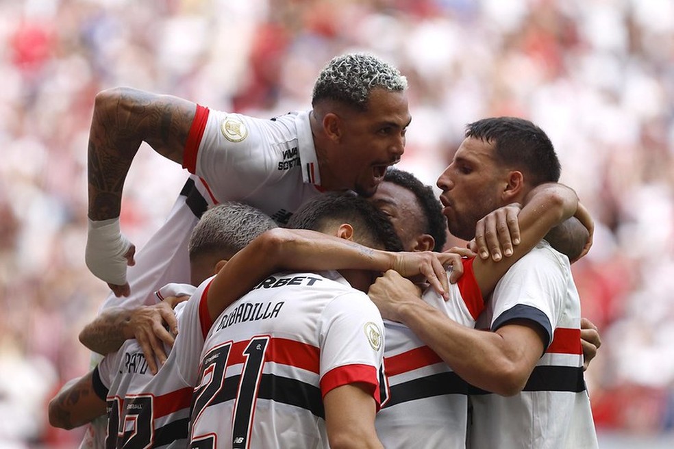 São Paulo comemora gol em vitória sobre o Corinthians — Foto: Rubens Chiri/Saopaulofc.net