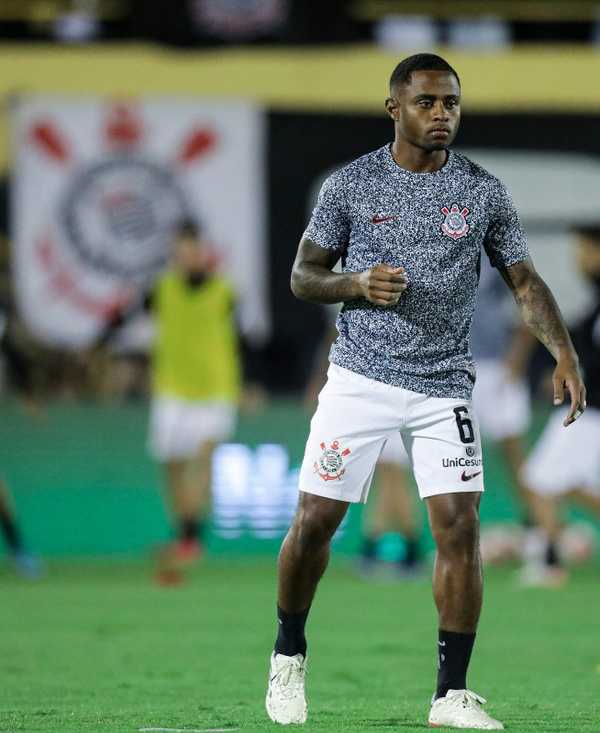 Diego Palacios sente dores e deixa o campo no intervalo de estreia pelo Corinthians