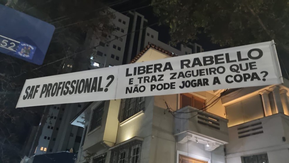 Faixas colocadas nas proximidades da sede de Lourdes — Foto: Reprodução/internet