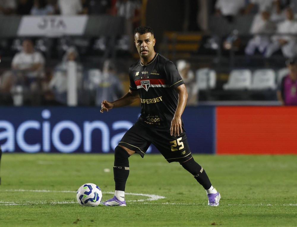 Mesmo sem contrato assinado volante Alisson do São Paulo visita o CT do Corinthians!