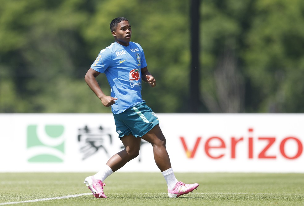 Endrick durante treinamento do Brasil