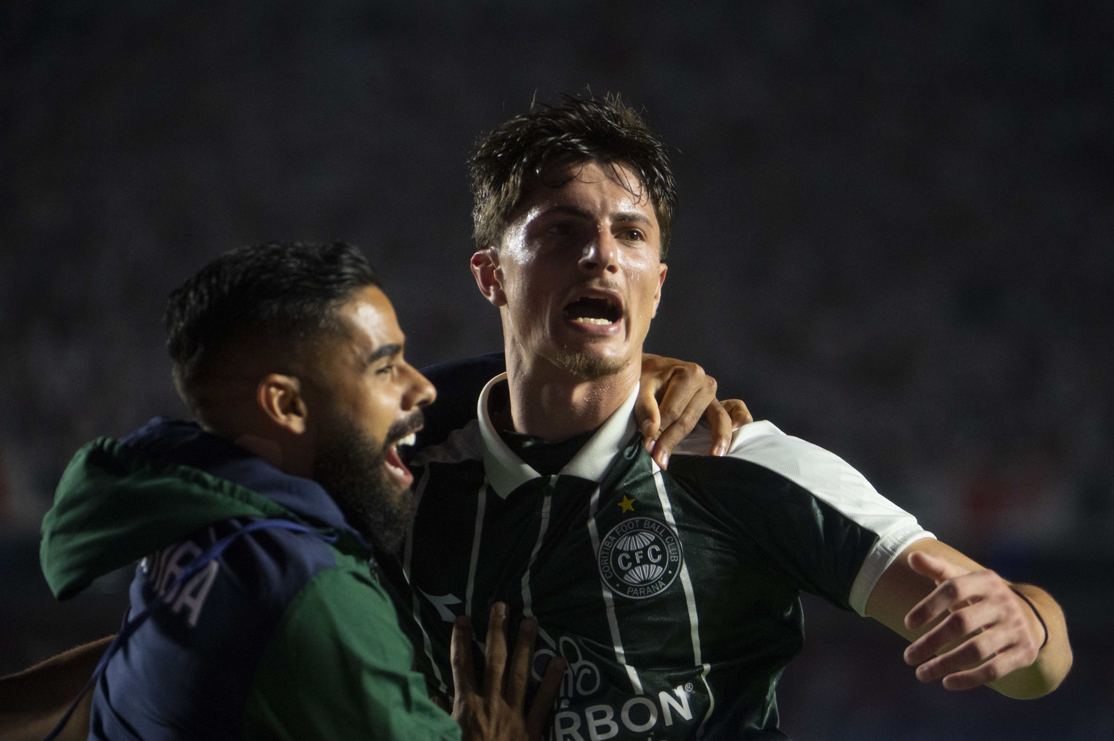 Zagueiro do Coritiba, Tiago Cóser marca de novo e vive fase artilheira | Ge