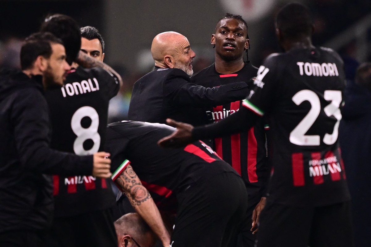 Milan perde para time da Croácia, mas avança às oitavas da Liga