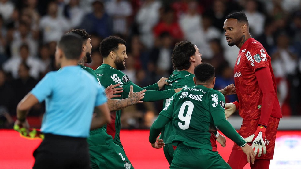 A comemoração dos jogadores do Palmeiras com Carlos Miguel — Foto: Cesar Greco / Palmeiras