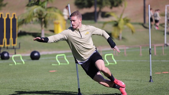 Leo Naldi pode ganhar vaga no time titular do Criciúma