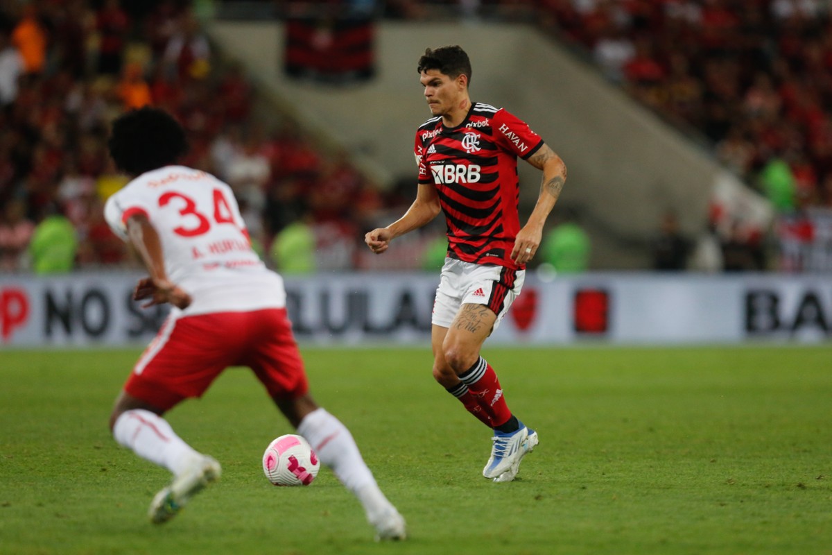 Flamengo chega a acordo com Spartak Moscou e vai comprar Ayrton Lucas em  definitivo