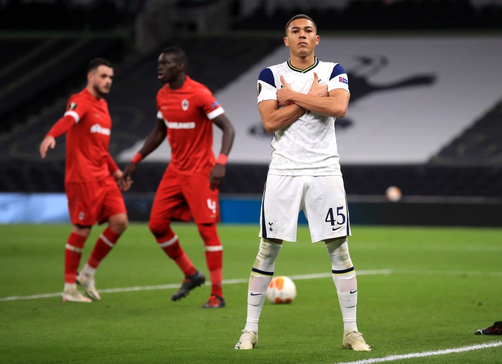 Carlos Vinicius comemora gol pelo Tottenham — Foto: Getty Images