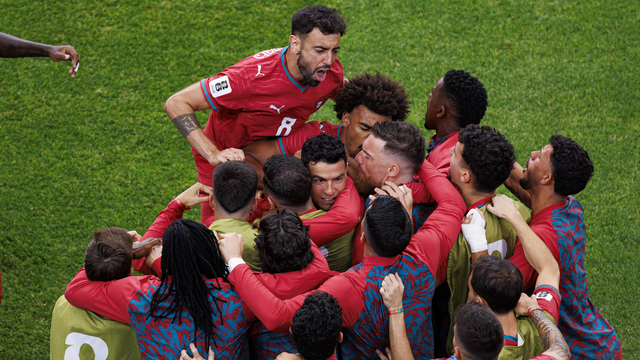 Jogadores de Portugal comemoram gol sobre o Uzbequistão