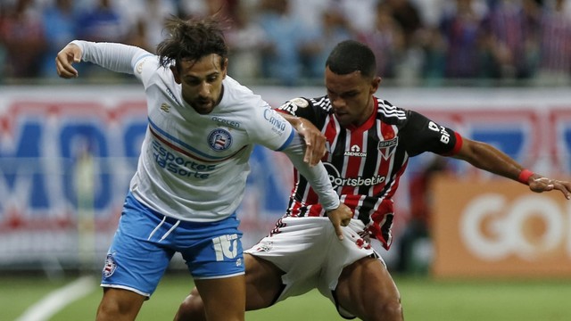Acevedo em ação contra o São Paulo na Arena Fonte Nova