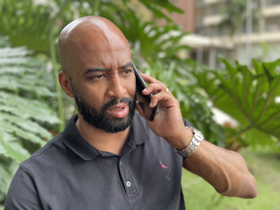 Gerente de futebol do Flamengo, Fabinho Soldado atende o telefone durante entrevista ao ge — Foto: Fred Gomes