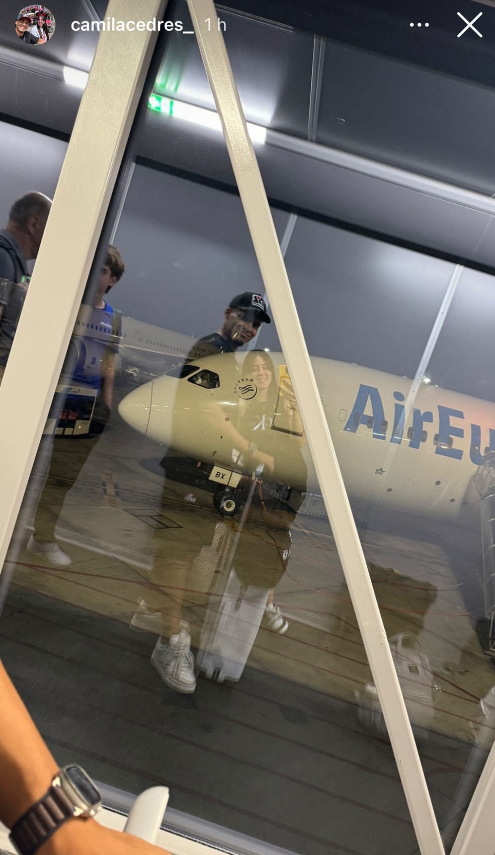 Namorada de Arezo posta em aeroporto — Foto: Reprodução/Instagram