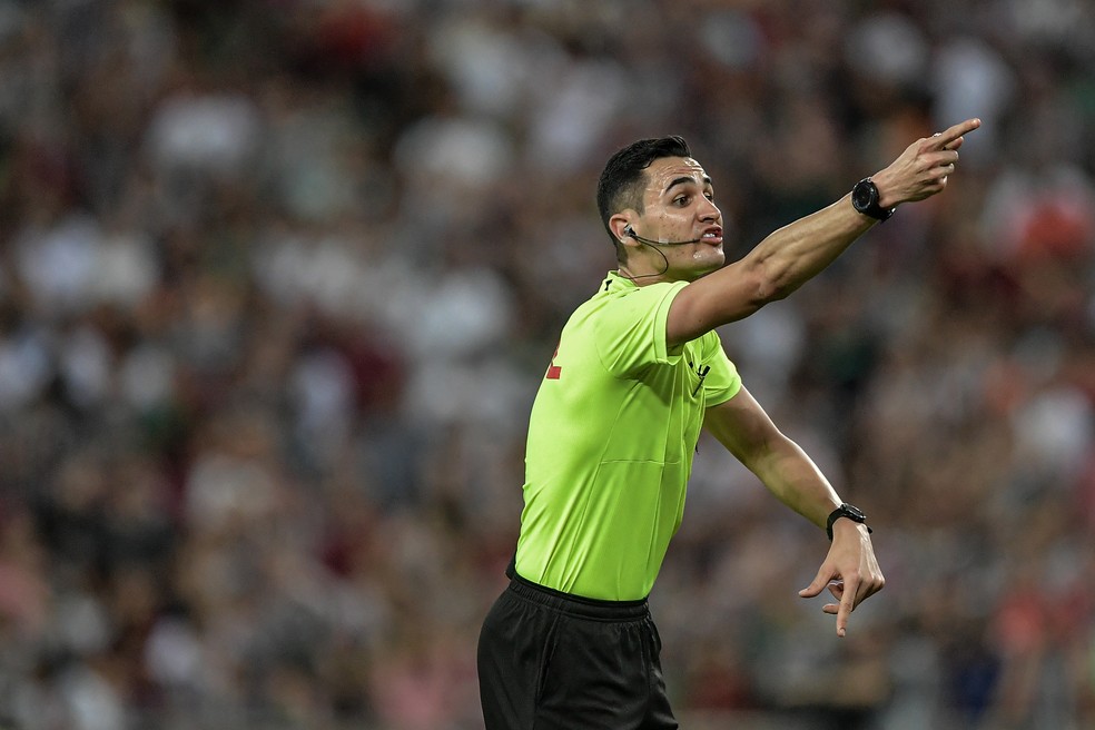 Árbitro Matheus Delgado Candançan em Fluminense x Grêmio — Foto: Thiago Ribeiro/AGIF