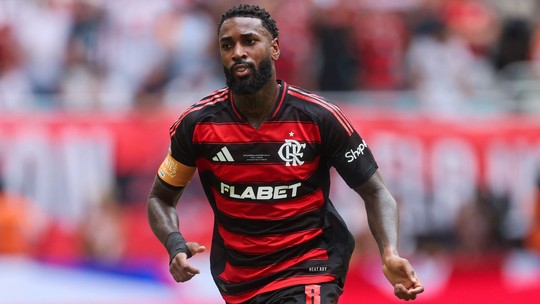 Relação com Jorge Jesus faz Gerson balançar pelo Al-Nassr, e futuro continua indefinido - Volante já deu ok para proposta árabe e aguarda desenrolar que envolve divergências entre empresários e seu pai