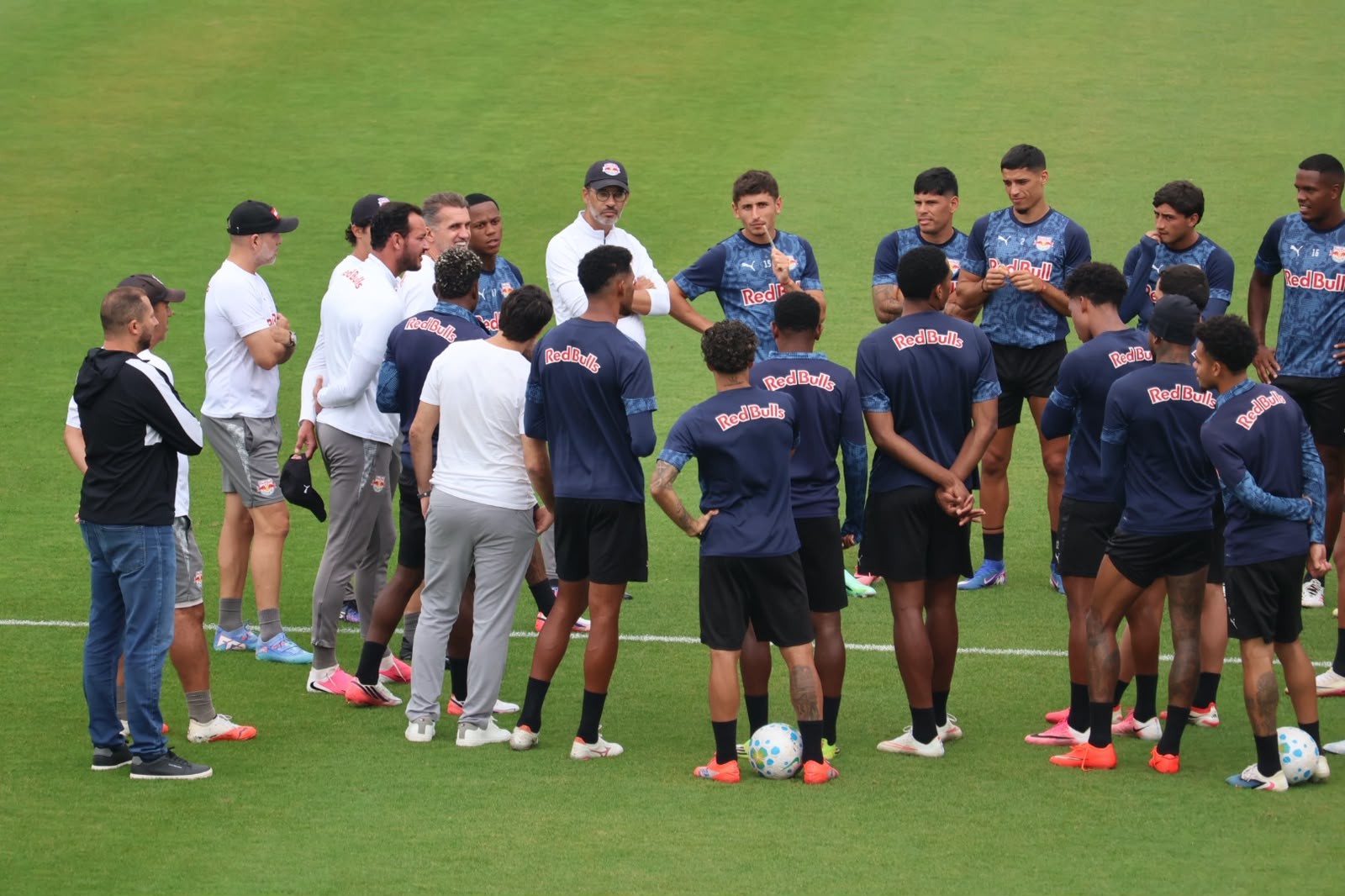 Com dores no joelho, Rodriguinho deve desfalcar Bragantino contra o Atlético-MG