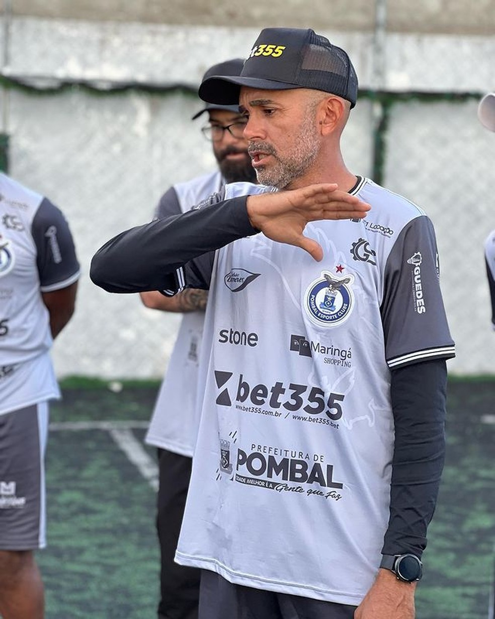 Maia comandando treino do Pombal
