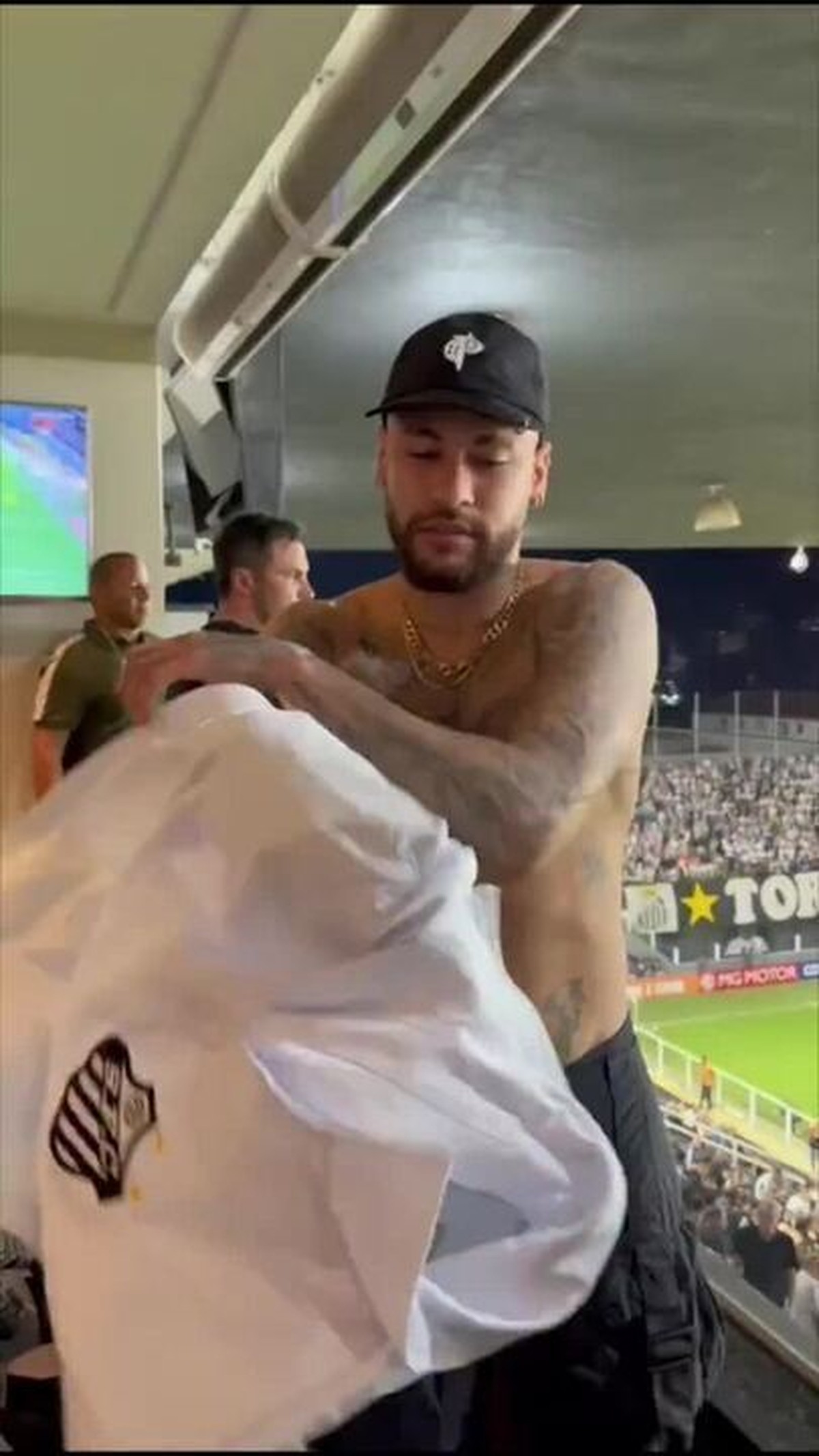 Neymar acompanha empate do Santos na Vila Belmiro