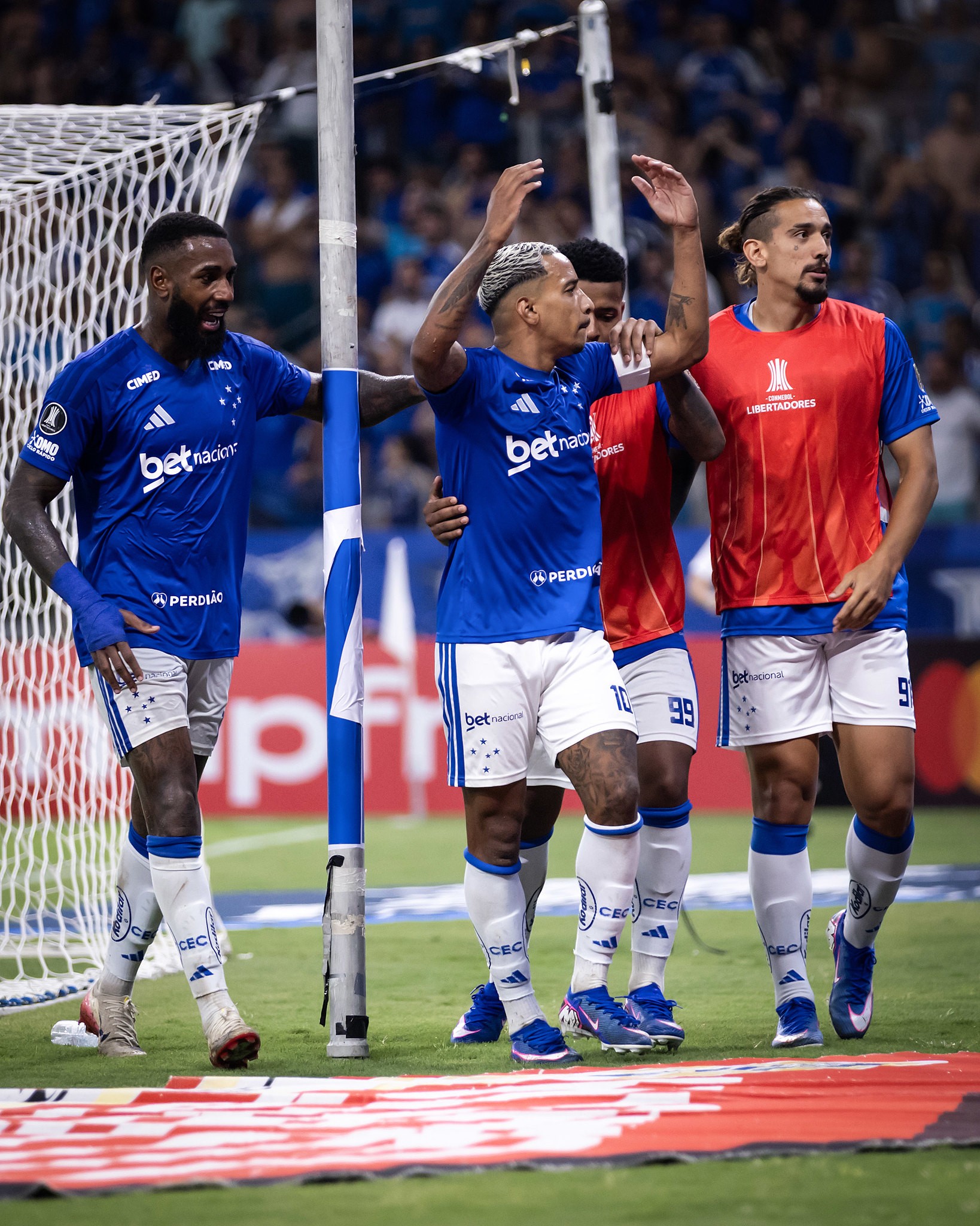 Cruzeiro enfrenta Flamengo com meias pendurados e risco de suspensão