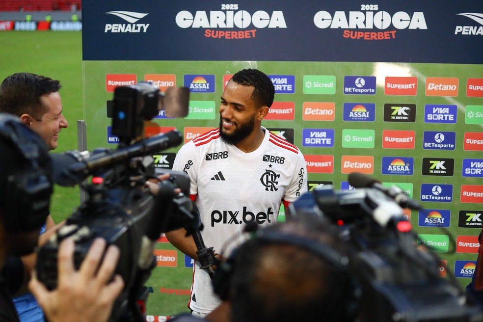 Juninho deu entrevista após sua estreia pelo Flamengo — Foto: Gilvan de Souza / CRF