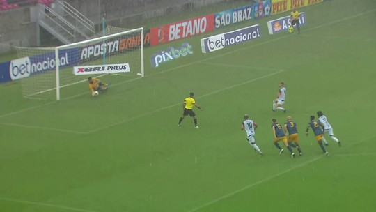 Goleiro defende pênalti e rebote... e árbitro marca novo pênalti no mesmo lance; veja vídeo - Programa: Globo Esporte PE 