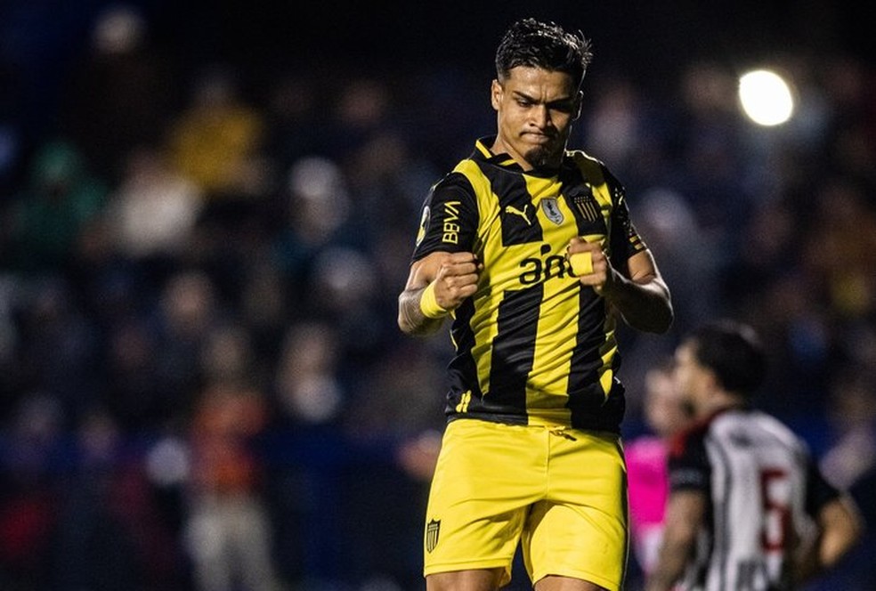 Arezo em ação pelo Peñarol