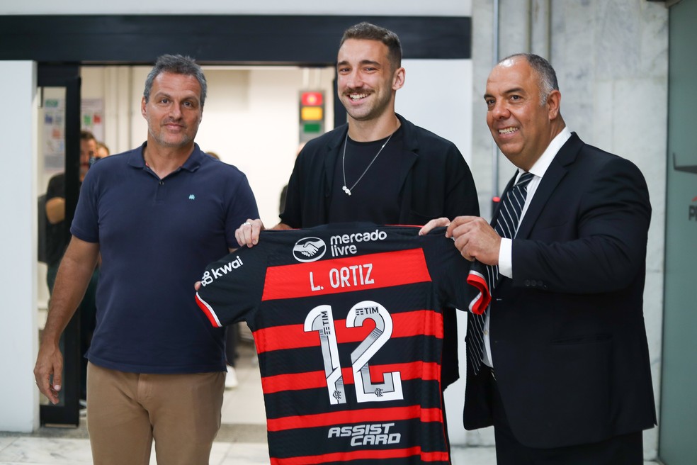 Léo Ortiz posa com a camisa do Flamengo na chegada ao Rio — Foto: Gilvan de Souza / CRF