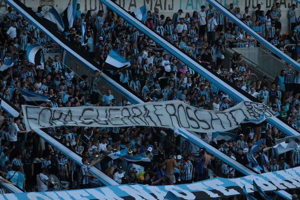 Protesto de torcida do Grêmio contra a diretoria — Foto: Eduardo Moura