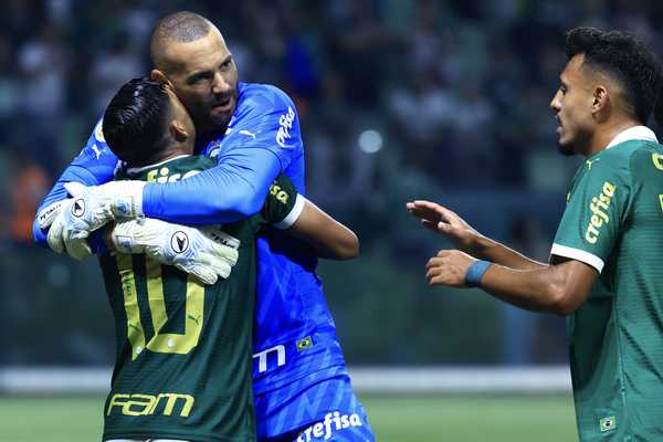 Agradecimento de Rony a Weverton por assistência na vitória do Palmeiras: 
