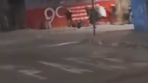 Torcidas organizadas de Atlético-MG e Cruzeiro protagonizam confronto violento durante jogo