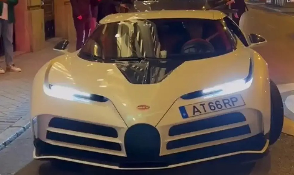 CR7 escolheu um Bugatti Centodieci em saída para jantar com a esposa — Foto: Reprodução Instagram