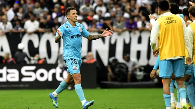Christian Oliva comemora gol do Santos em cima do Corinthians