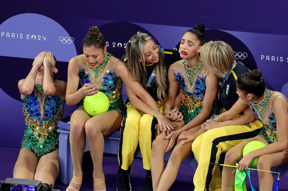 Conjunto do Brasil na ginástica rítmica se desespera após apresentação nos Jogos de Paris em 2024 — Foto: Reuters