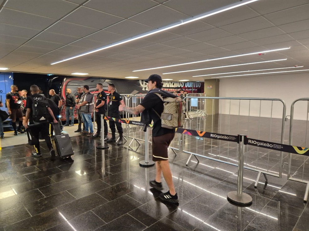 Pedro na chegada do Flamengo — Foto: João Guerra