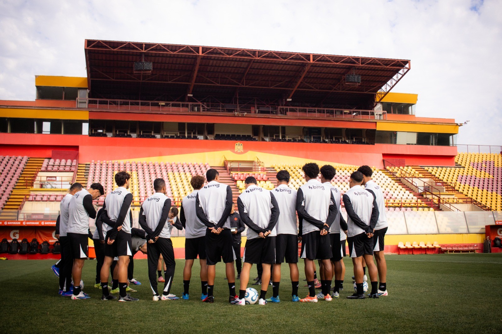 Elenco do Vasco durante preparação para confronto da Sul-Americana