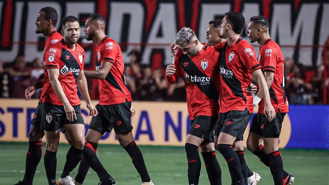 Kelvin comemora com os colegas o gol que abriu caminho para a vitória