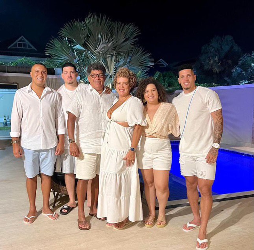 Paulinho com a família, irmãos, pai e mãe — Foto: Arquivo Pessoal